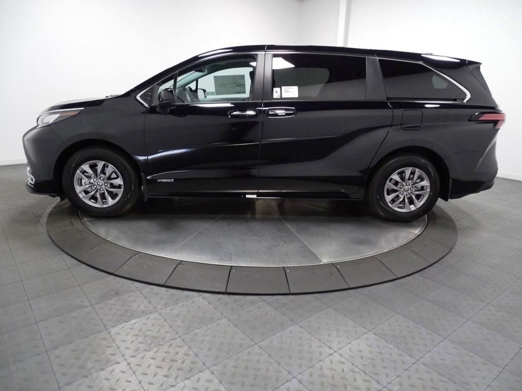 2025 TOYOTA SIENNA XLE 5