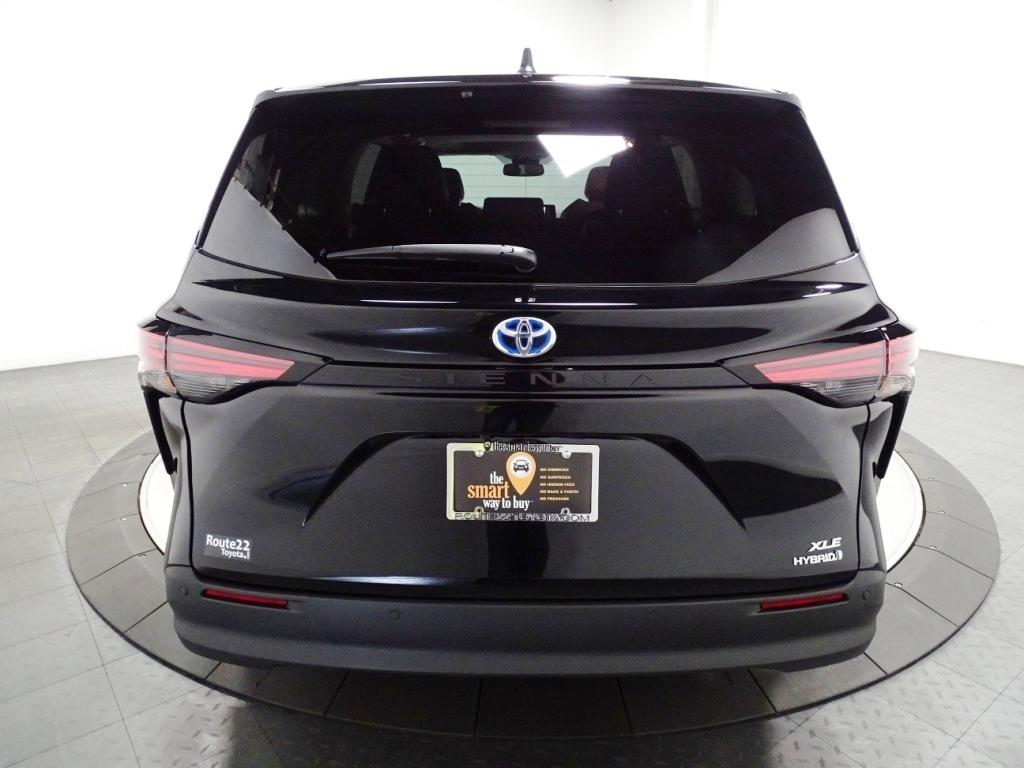 2025 TOYOTA SIENNA XLE 8