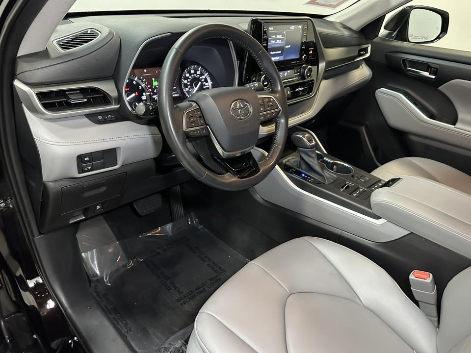 2021 Toyota Highlander XLE 24