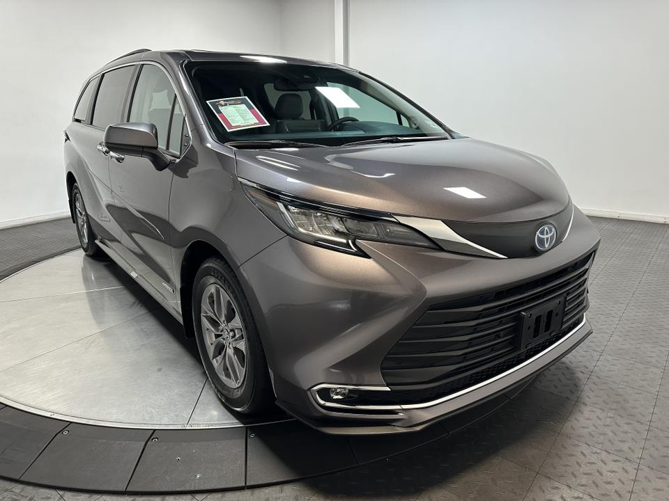 2021 Toyota Sienna XLE 2