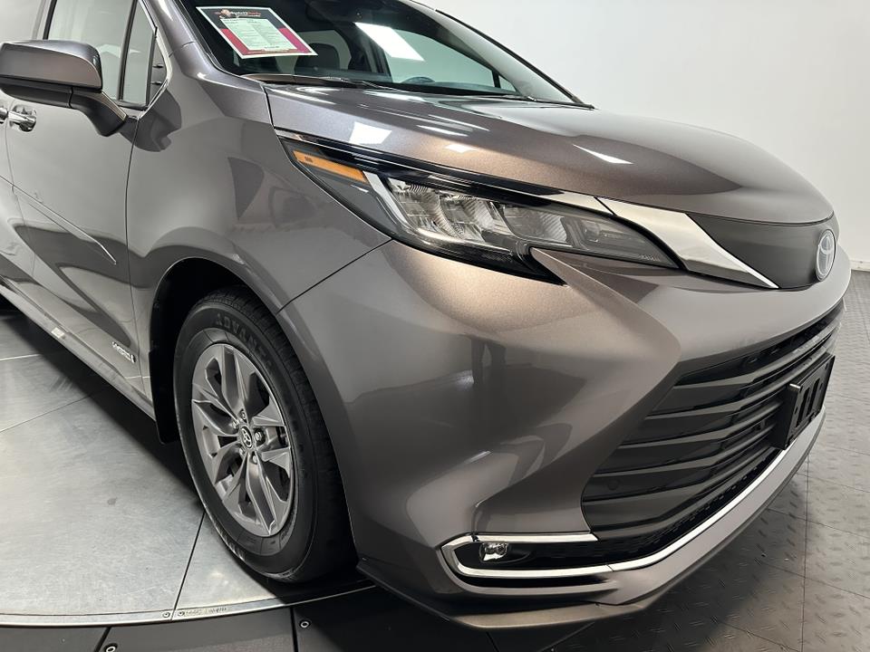 2021 Toyota Sienna XLE 3