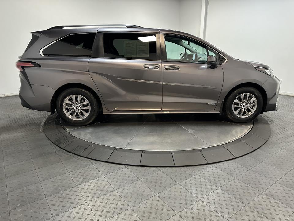 2021 Toyota Sienna XLE 15