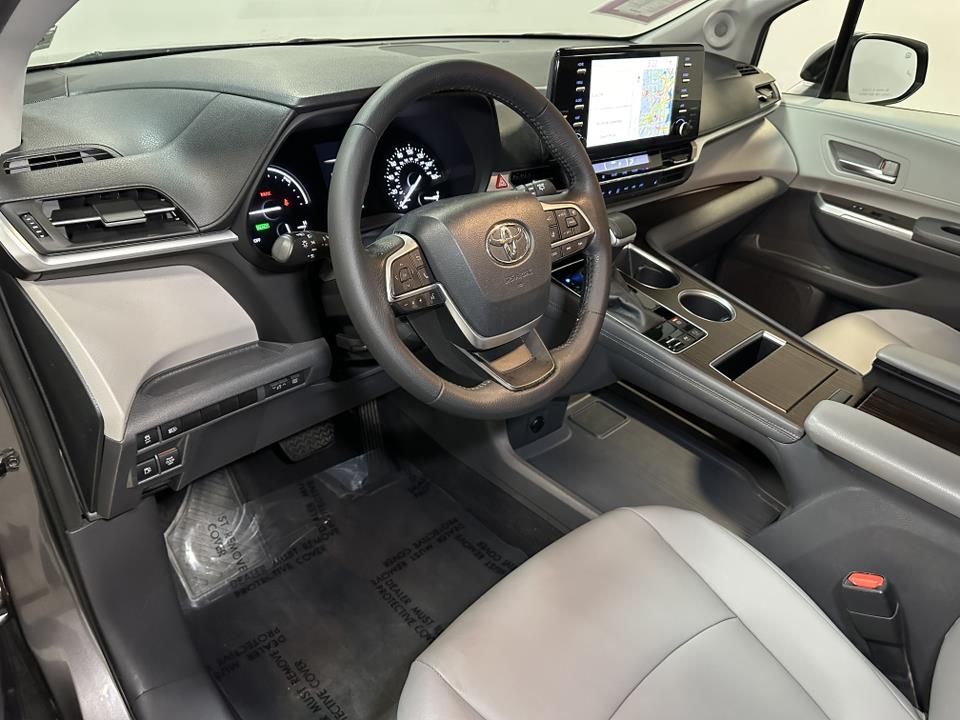 2021 Toyota Sienna XLE 24