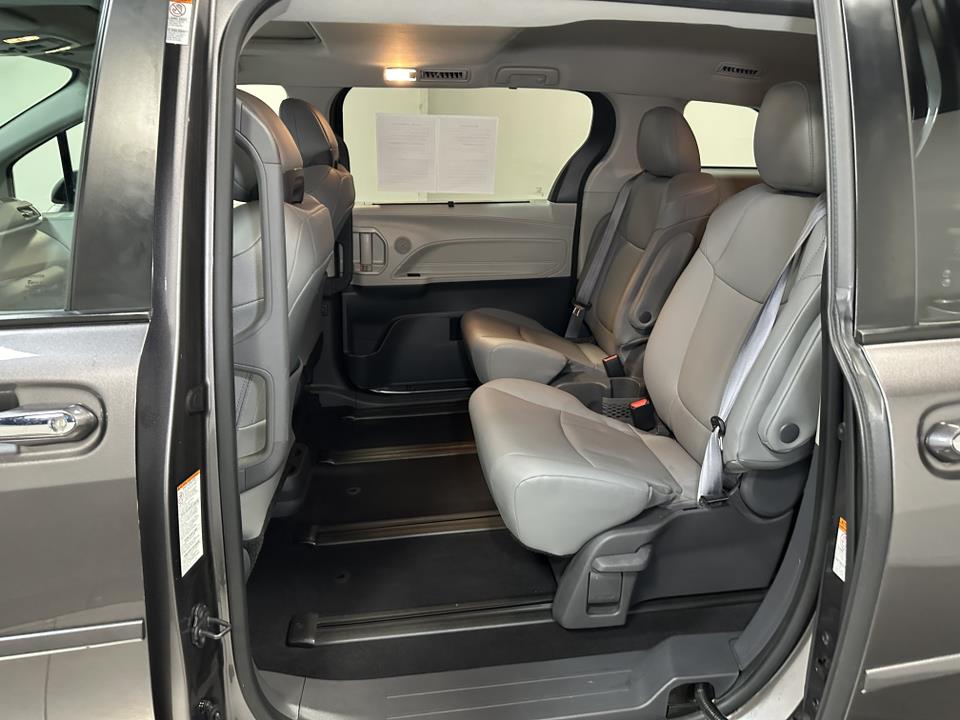 2021 Toyota Sienna XLE 30