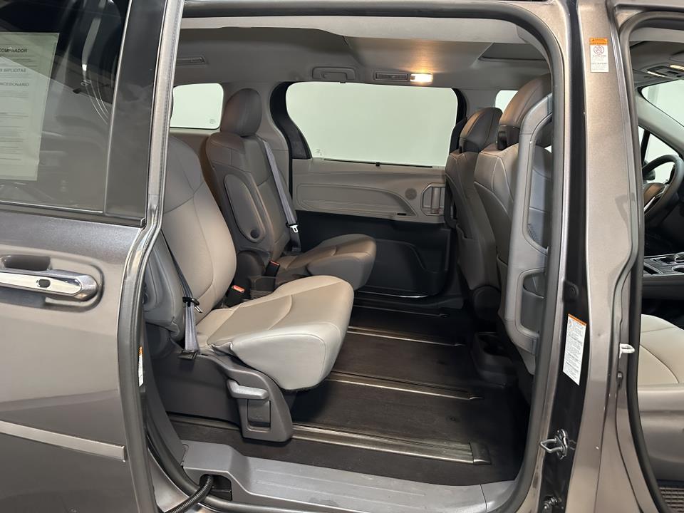 2021 Toyota Sienna XLE 33