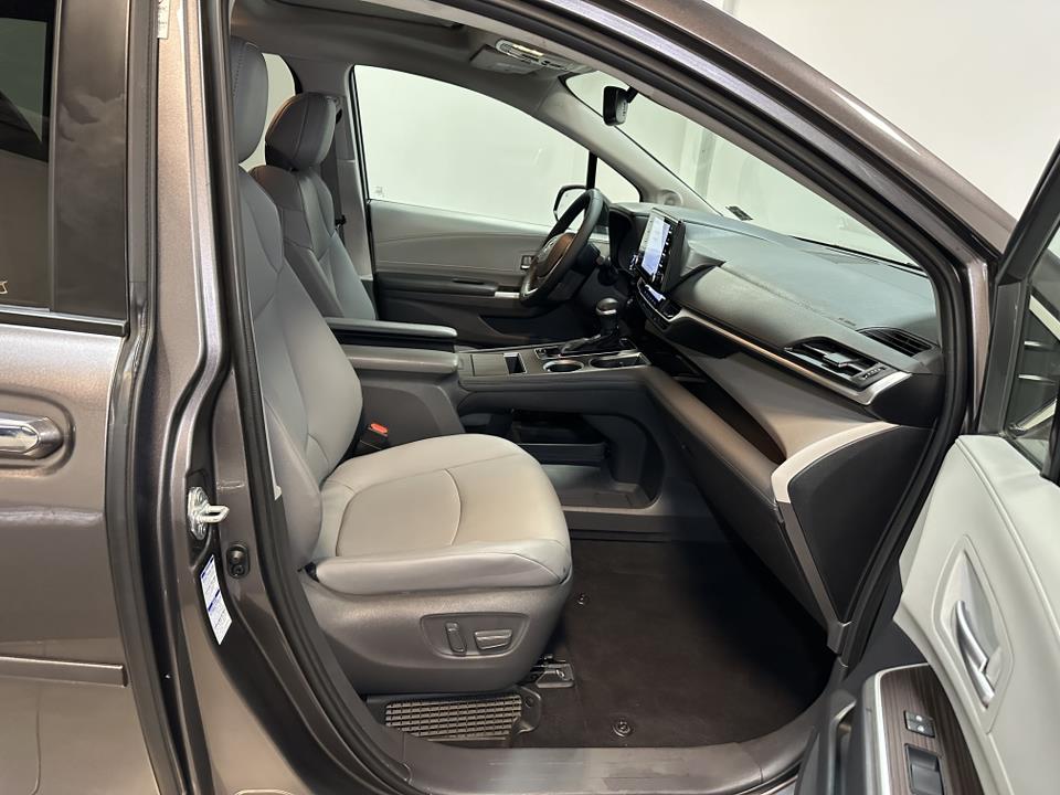 2021 Toyota Sienna XLE 37