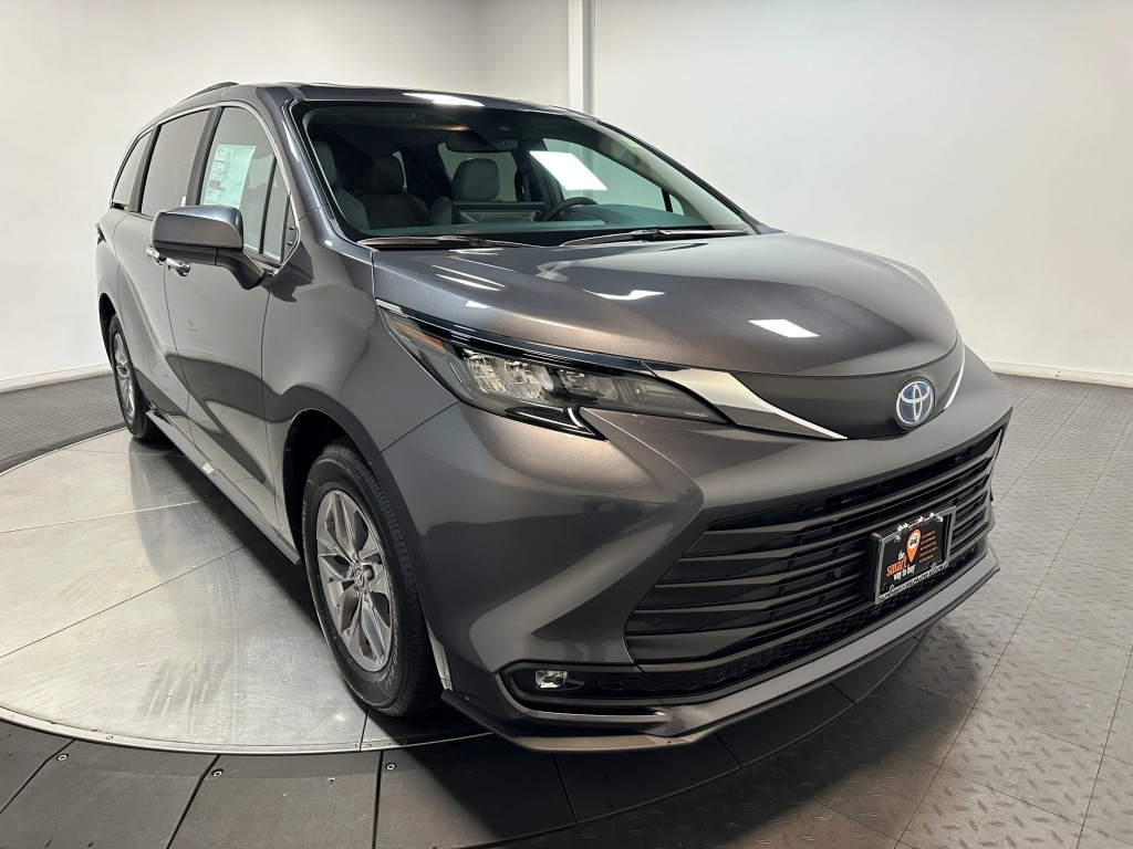 2025 Toyota Sienna XLE 2