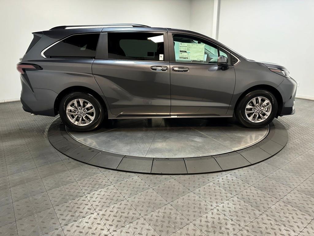 2025 Toyota Sienna XLE 9