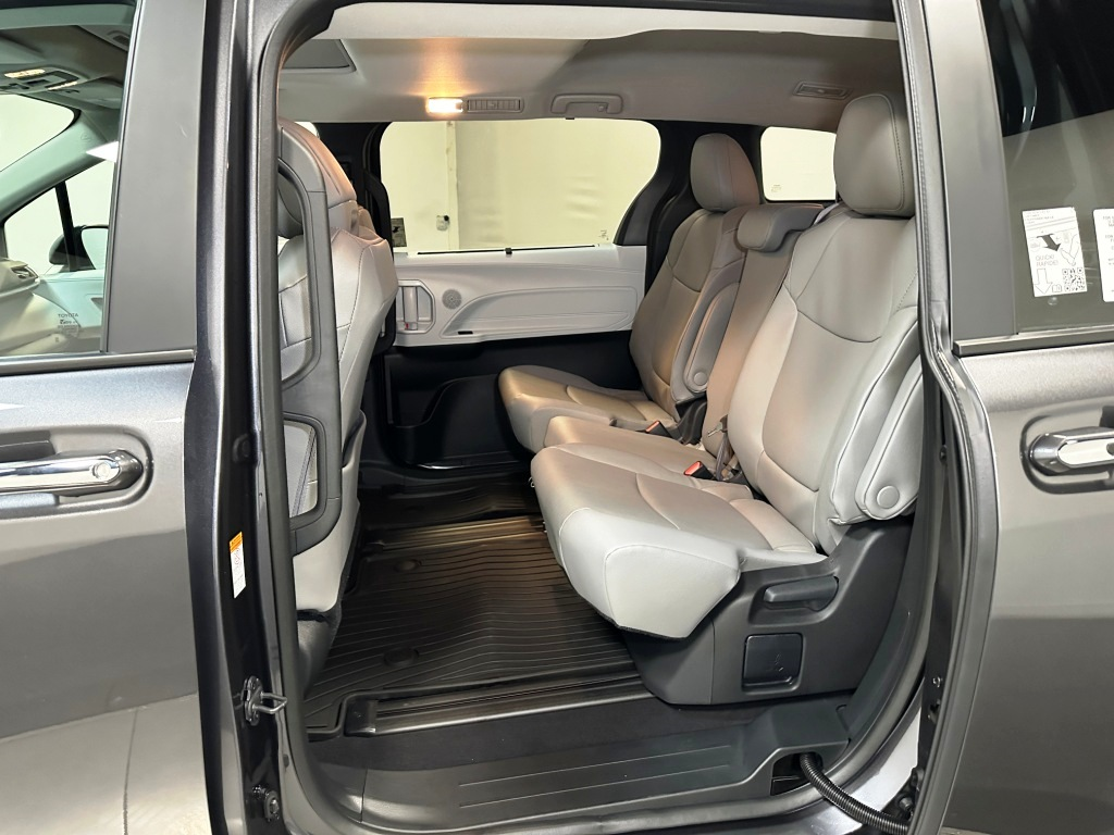 2025 Toyota Sienna XLE 21