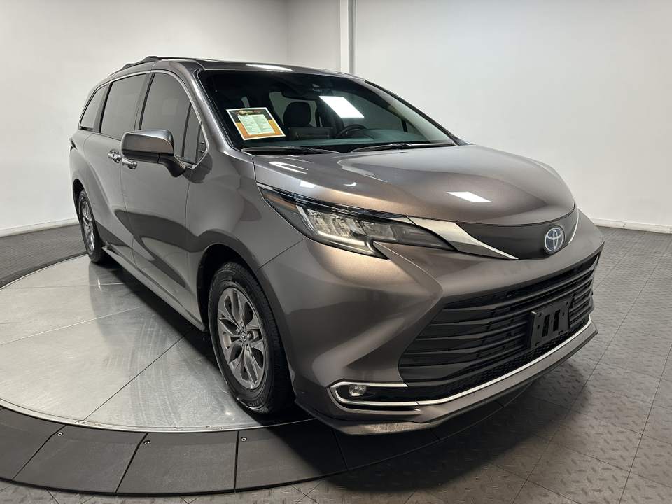 2022 Toyota Sienna XLE 2