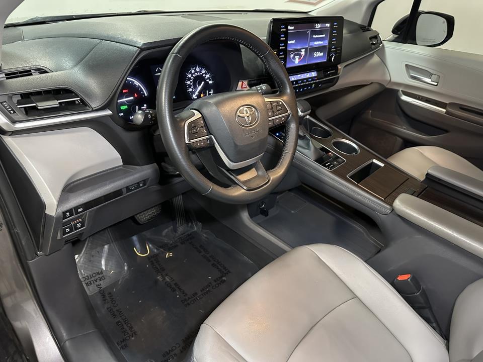 2022 Toyota Sienna XLE 23