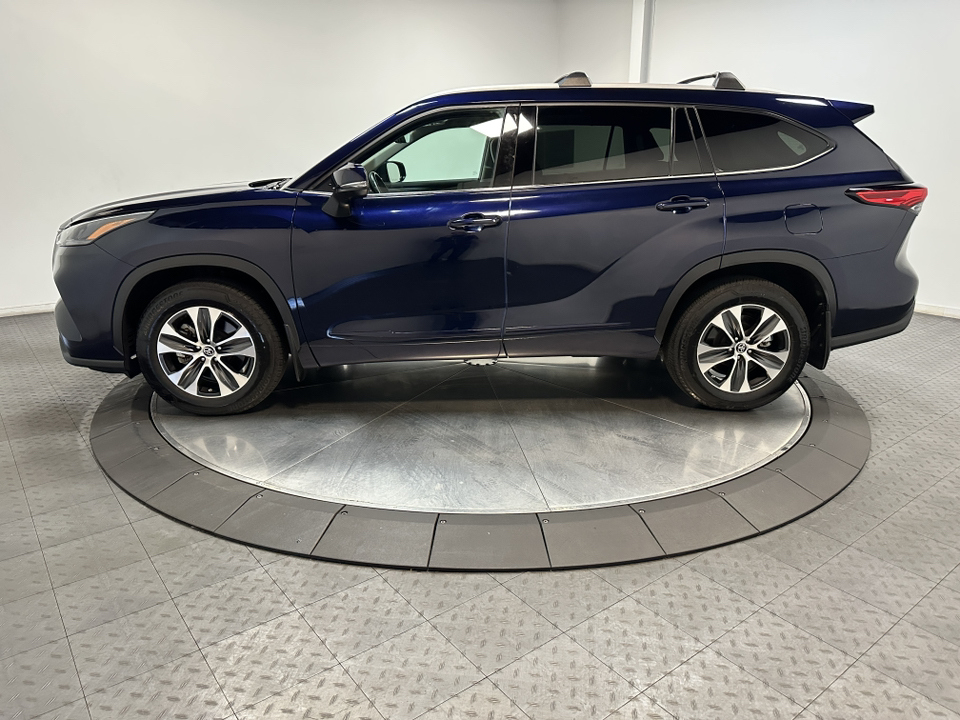 2022 Toyota Highlander XLE 8