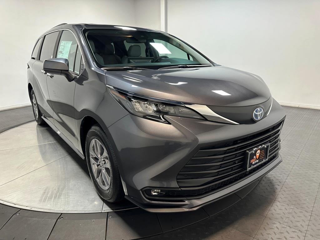 2025 TOYOTA SIENNA XLE 2