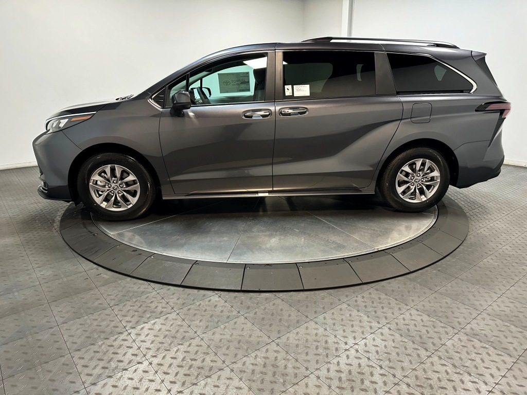 2025 TOYOTA SIENNA XLE 5