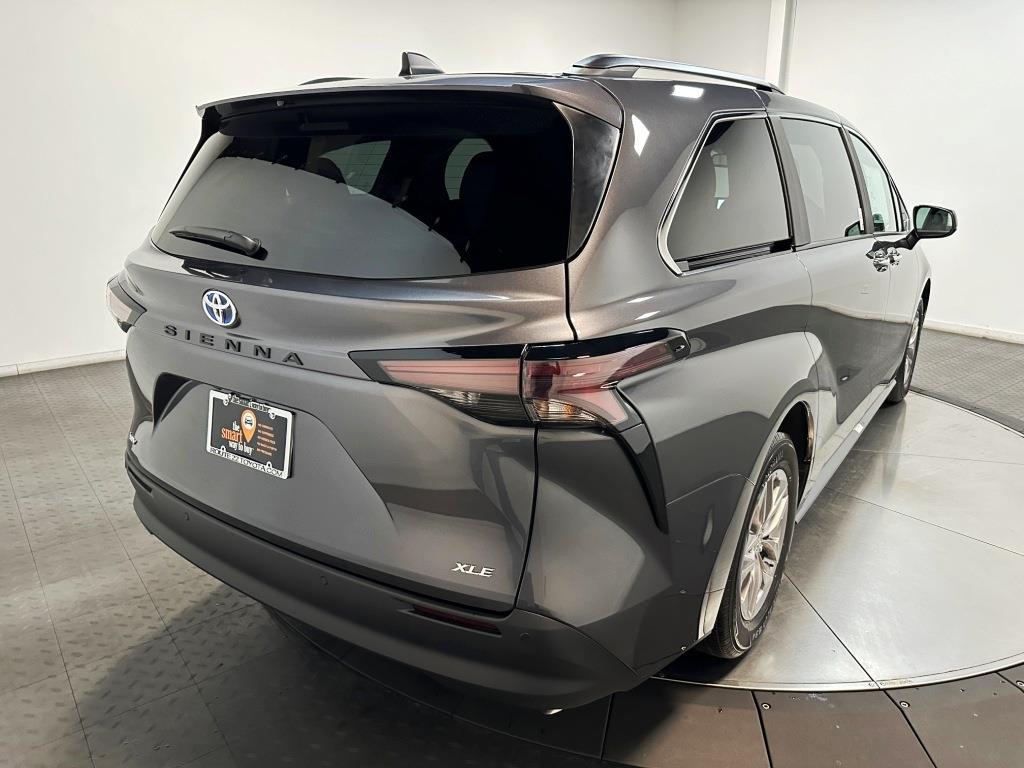 2025 TOYOTA SIENNA XLE 8