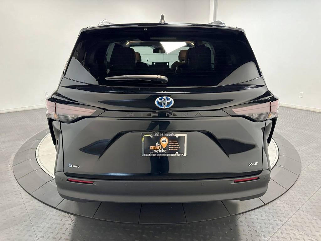 2025 TOYOTA SIENNA XLE 8