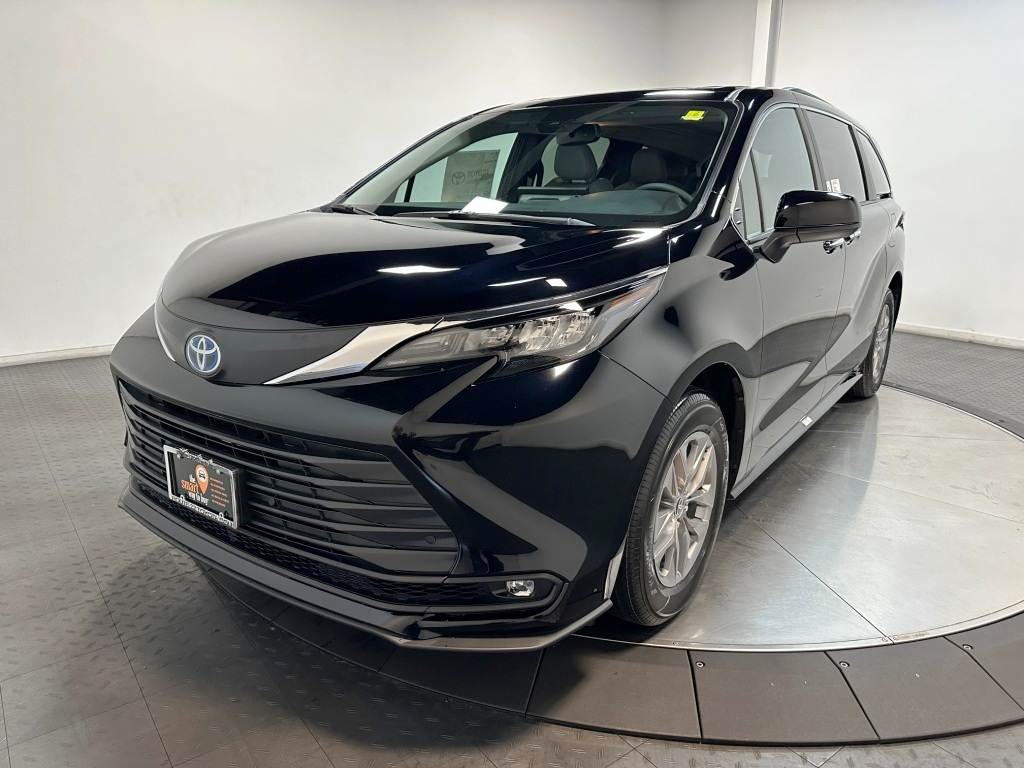 2025 TOYOTA SIENNA XLE 4