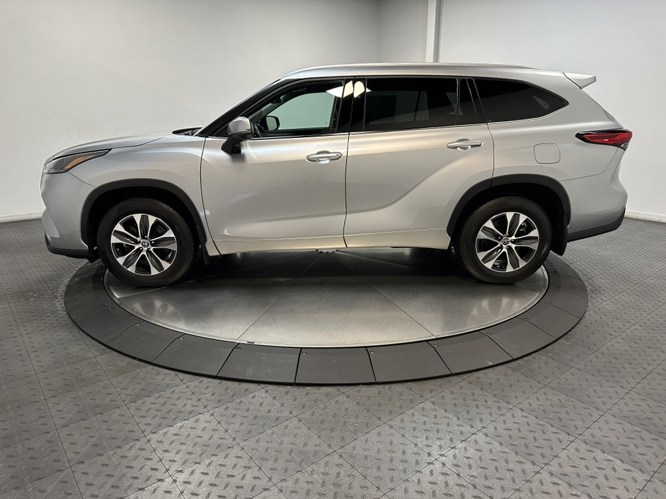 2022 Toyota Highlander XLE 8