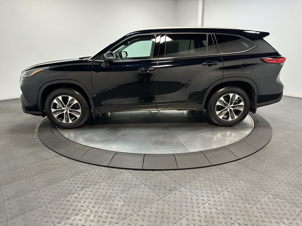 2022 Toyota Highlander XLE 8