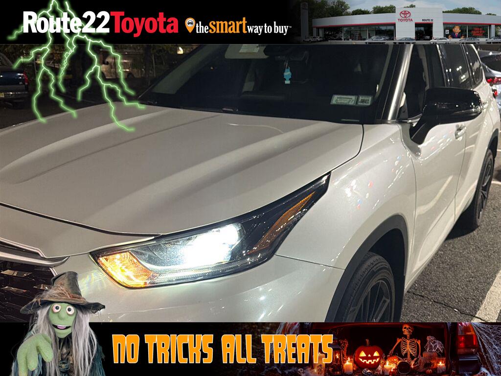 White (Blizzard Pearl) 2021 Toyota Highlander SUV / Crossover All-Wheel Drive Automatic