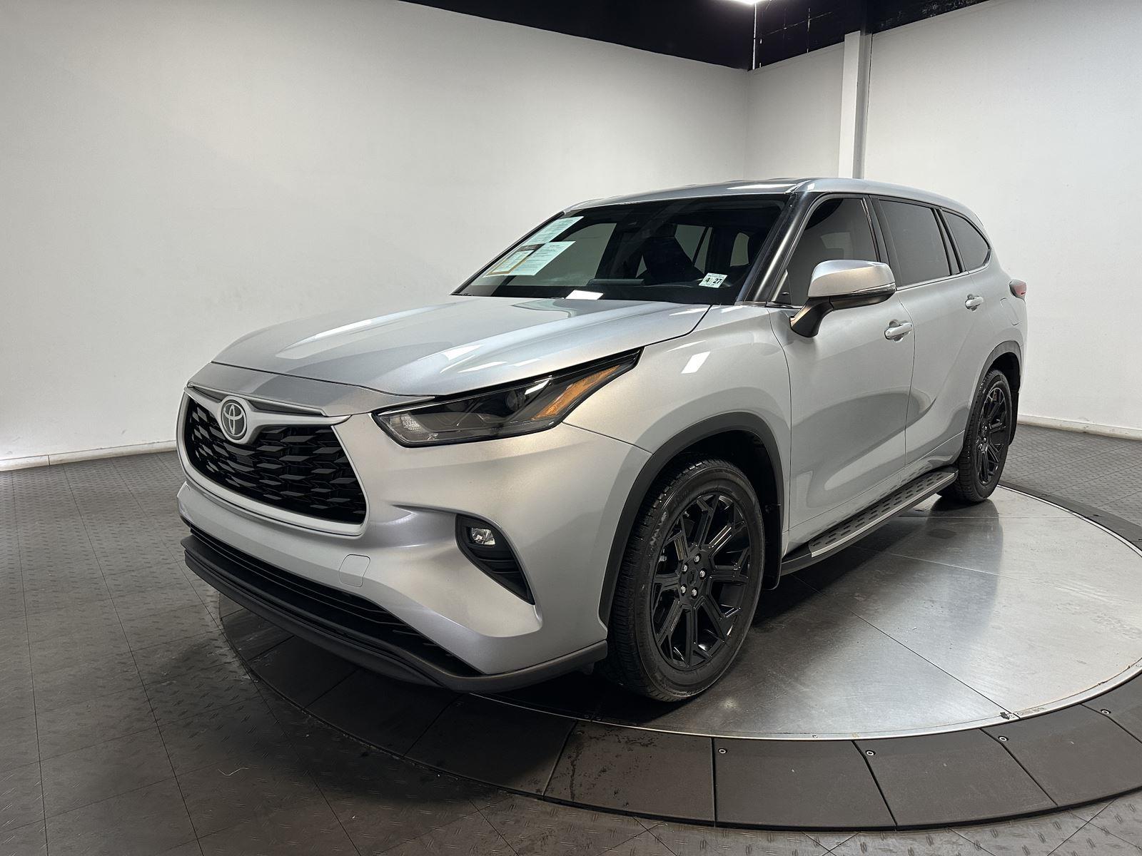 Celestial Silver Metallic 2022 Toyota Highlander LE FWD SUV / Crossover Front-Wheel Drive Automatic