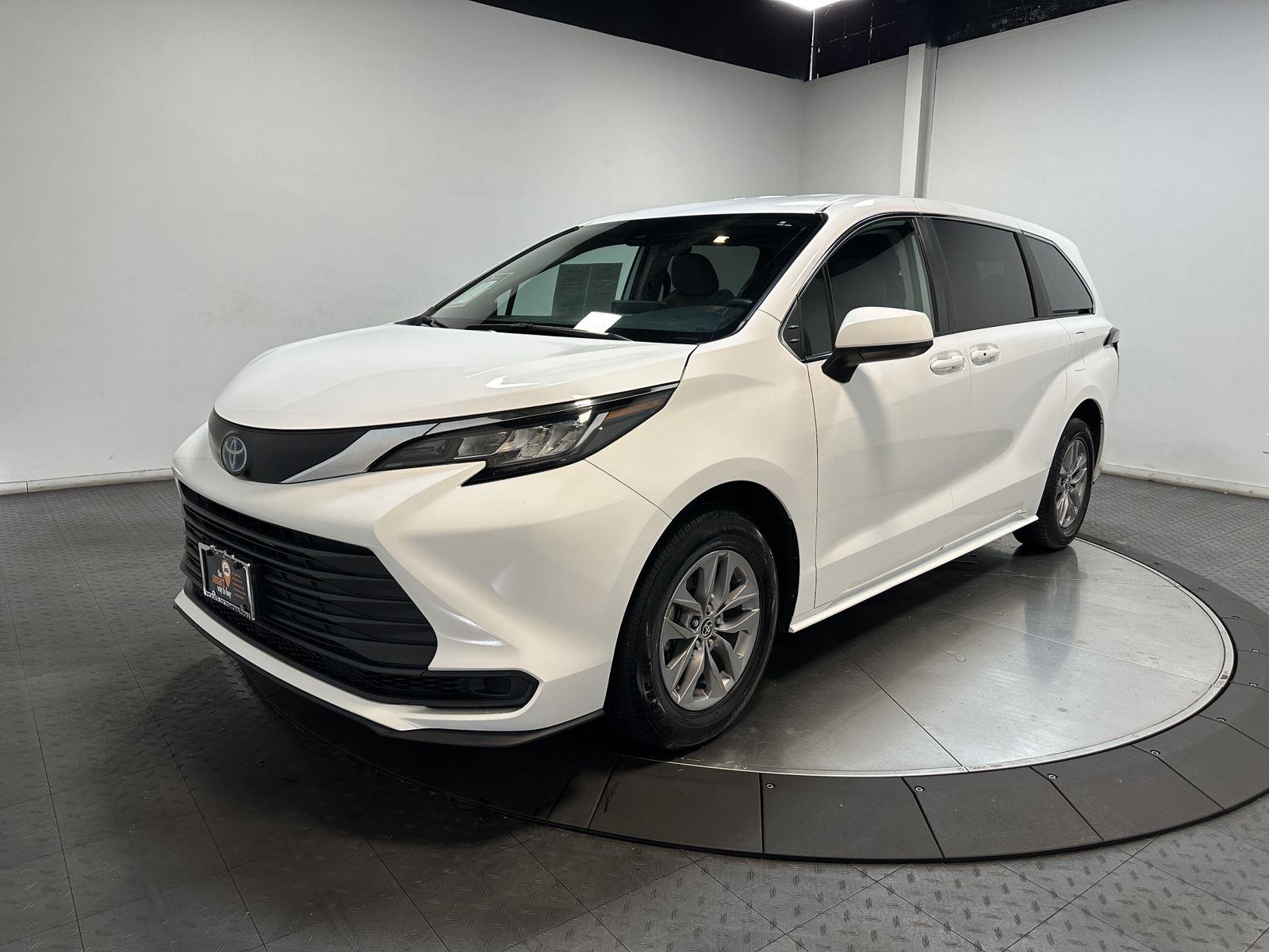 Ice Cap 2023 Toyota Sienna Minivan Front-Wheel Drive Continuously Variable Transmission