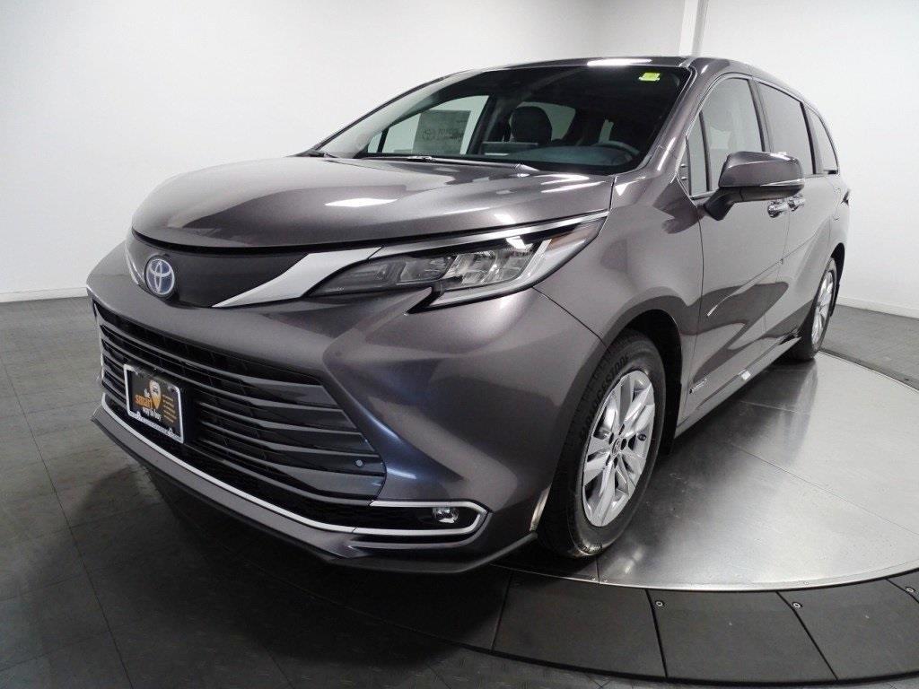 2023 Toyota Sienna Limited 3