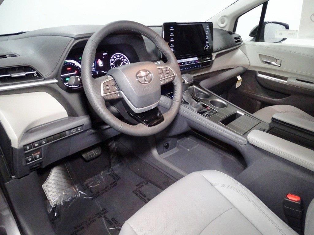 2023 Toyota Sienna Limited 14