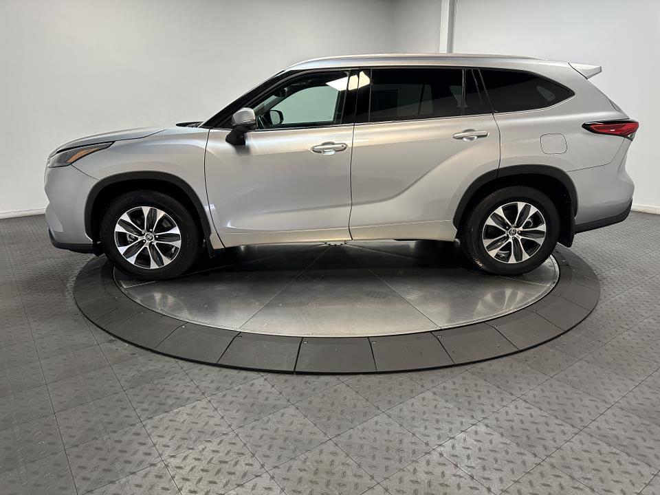 2022 Toyota Highlander XLE 8