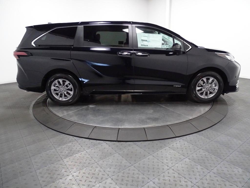 2024 TOYOTA SIENNA XLE 9