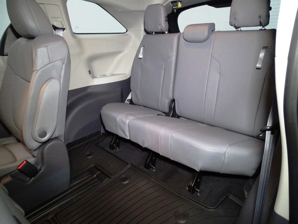 2024 TOYOTA SIENNA XLE 24