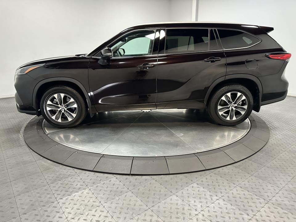 2022 Toyota Highlander XLE 8