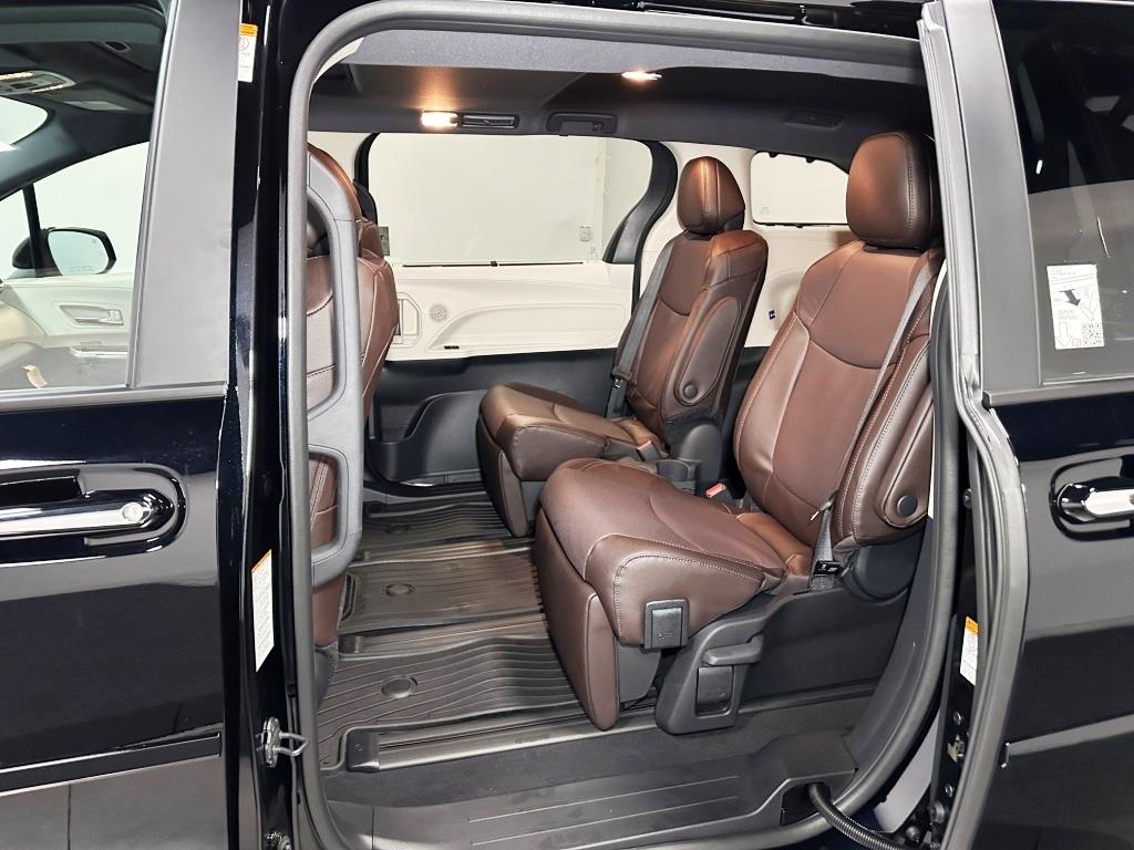 2024 Toyota Sienna Platinum 21