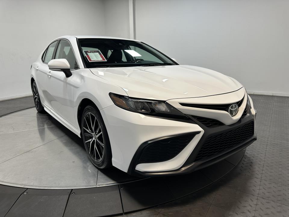 2022 Toyota Camry SE 2