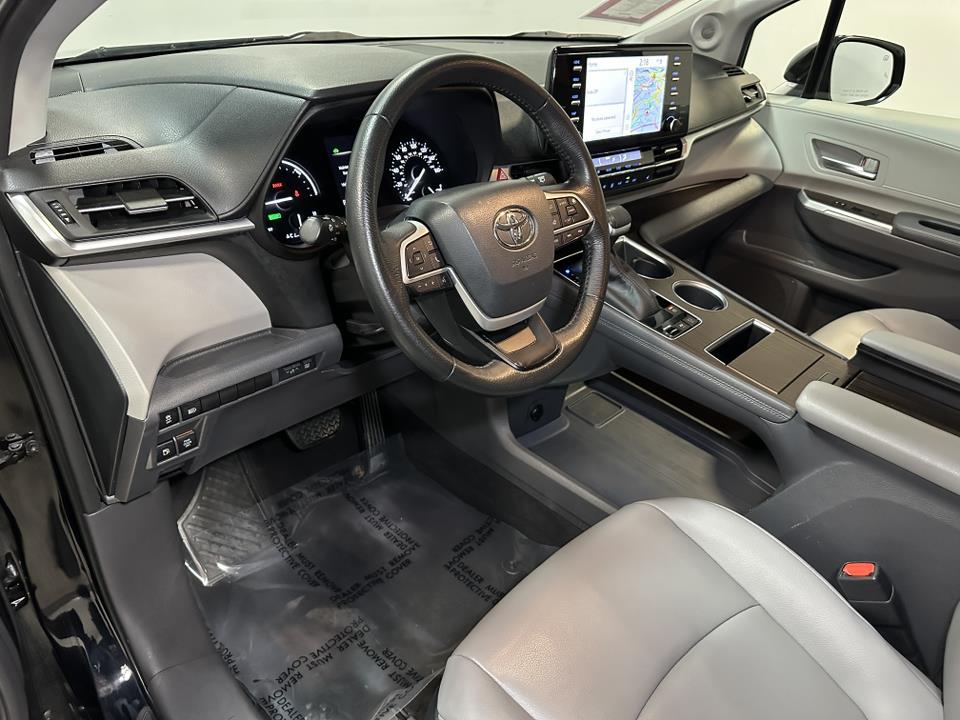 2022 Toyota Sienna XLE 24