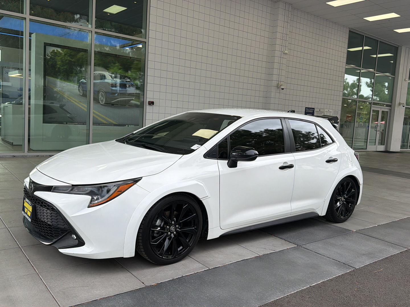 Super White 2022 Toyota Corolla Hatchback SE Nightshade Edition FWD Hatchback Front-Wheel Drive Continuously Variable Transmission