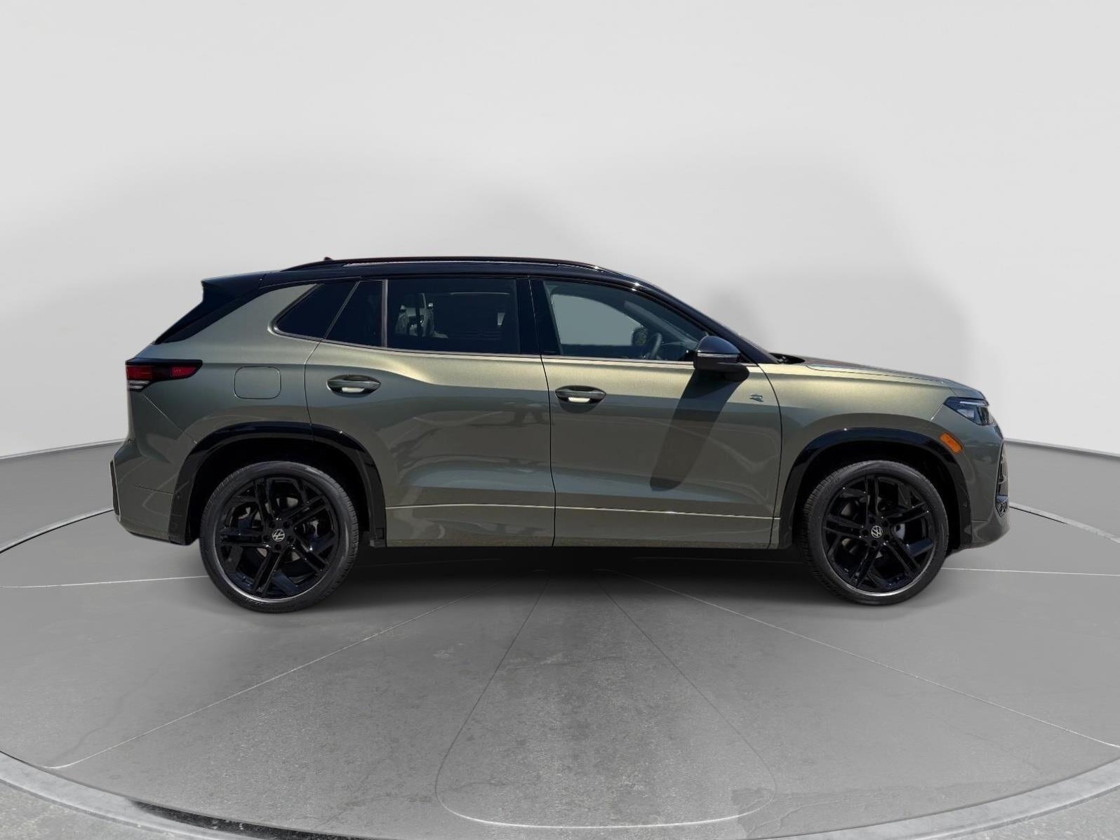 Avocado Green w/Deep Black Roof 2026 Volkswagen Tiguan SUV / Crossover Front-Wheel Drive Automatic