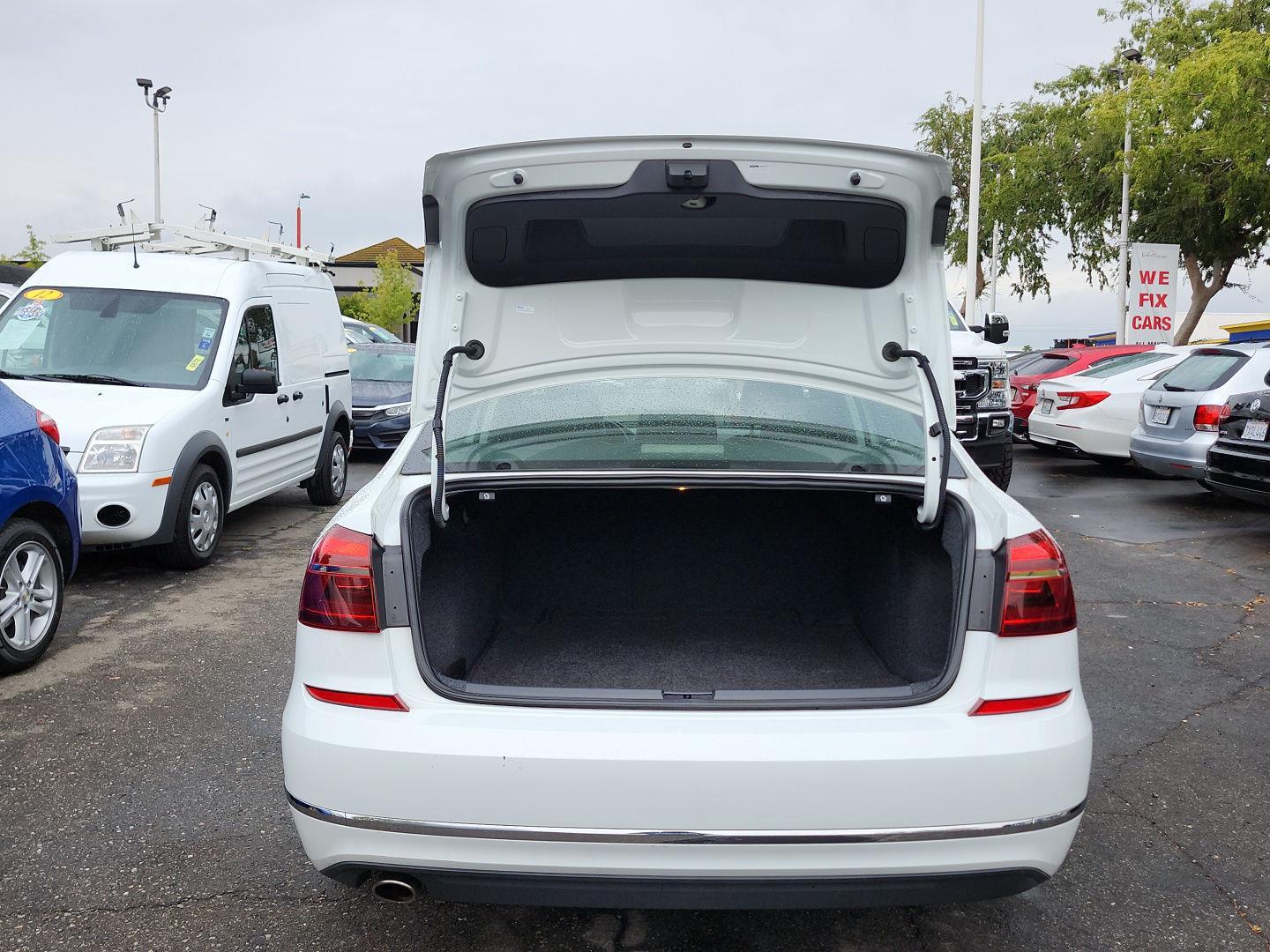 2017 Volkswagen Passat SE photo 18