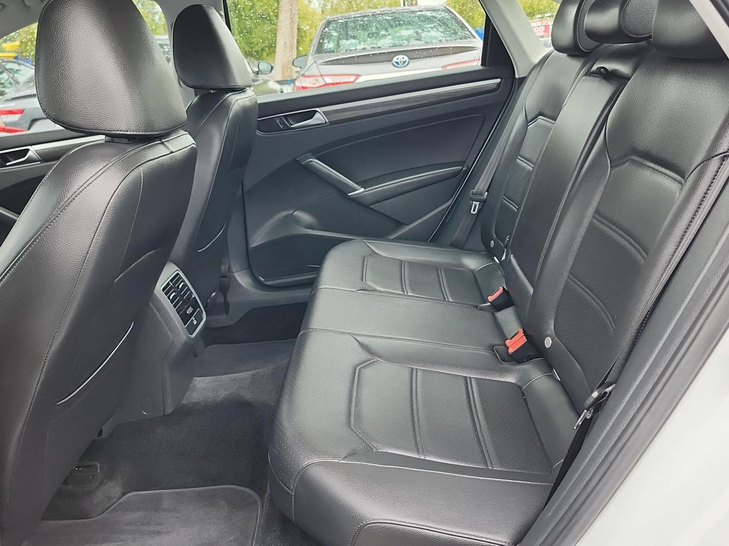 2017 Volkswagen Passat SE photo 28