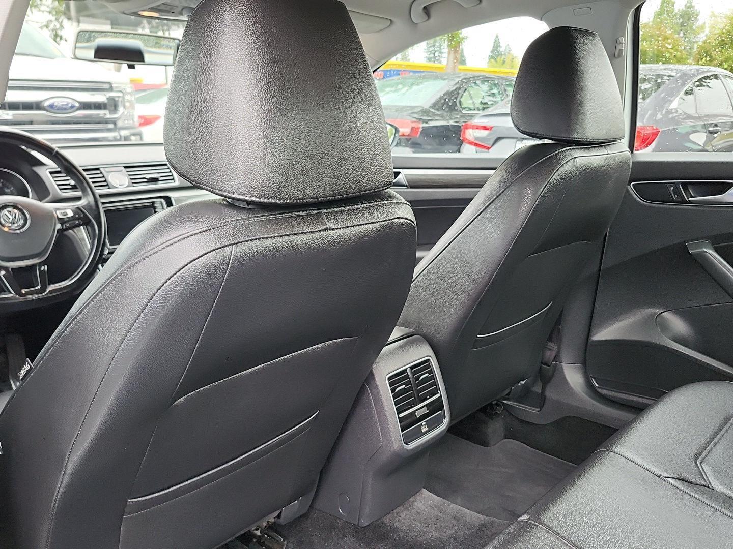 2017 Volkswagen Passat SE photo 31