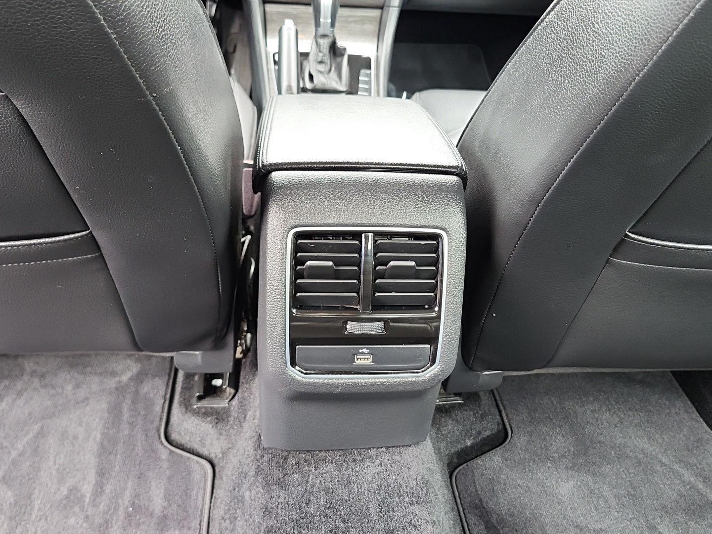 2017 Volkswagen Passat SE photo 32