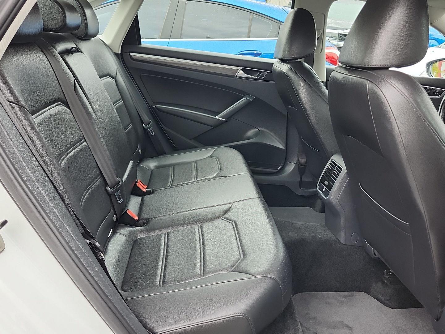 2017 Volkswagen Passat SE photo 33