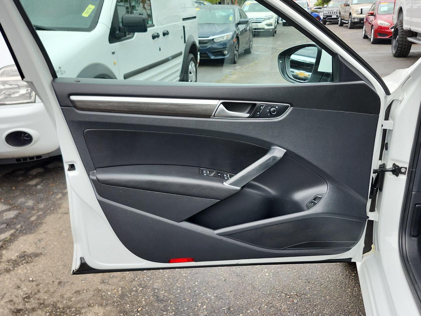 2017 Volkswagen Passat SE photo 36