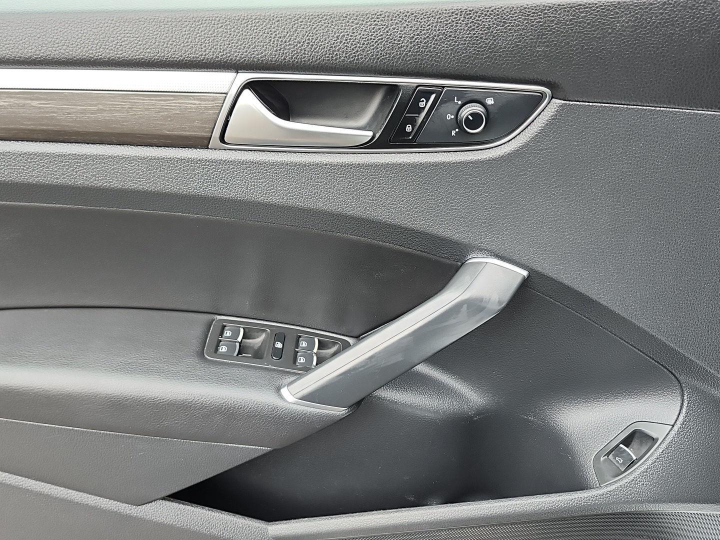 2017 Volkswagen Passat SE photo 37