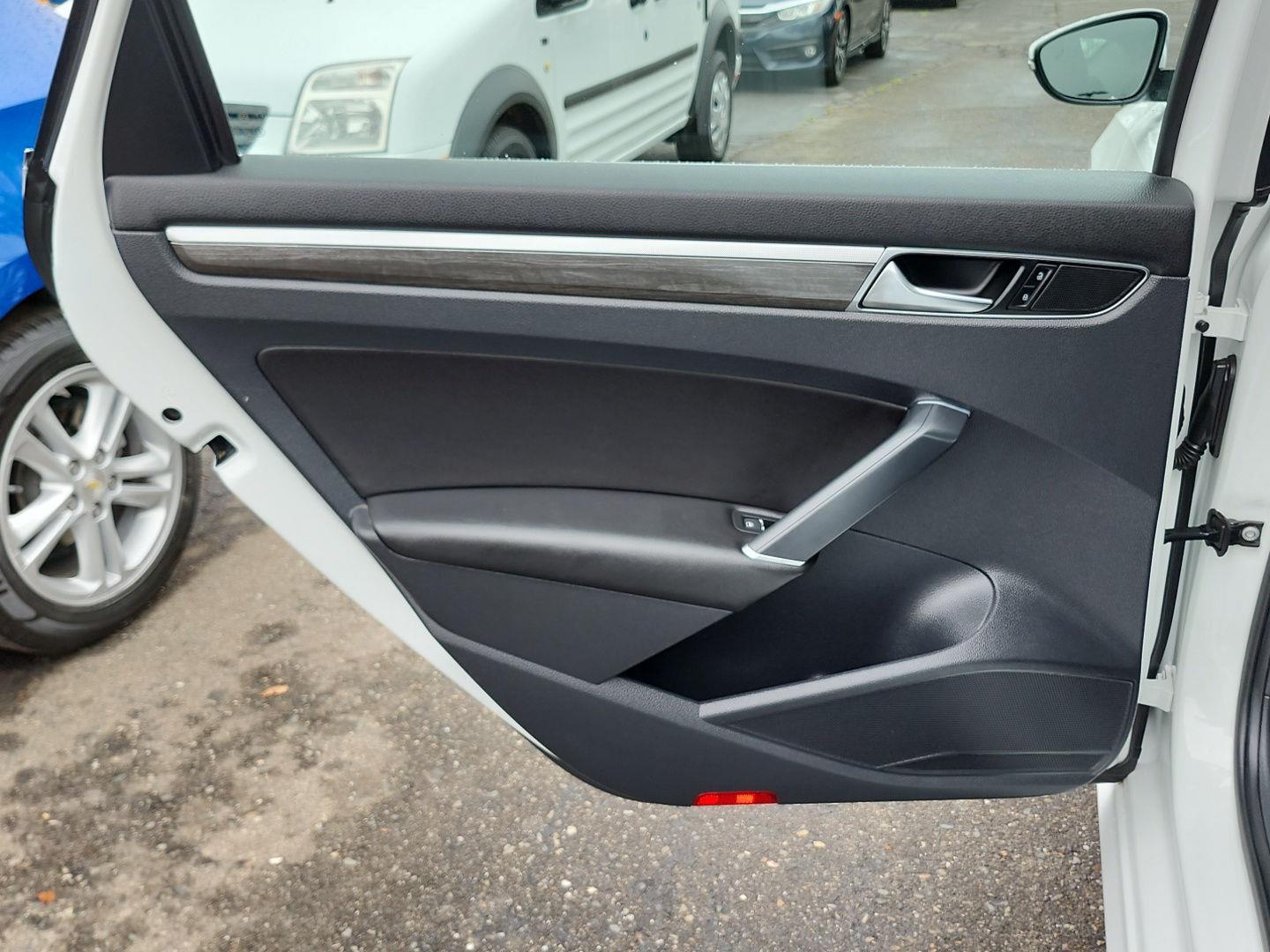 2017 Volkswagen Passat SE photo 38