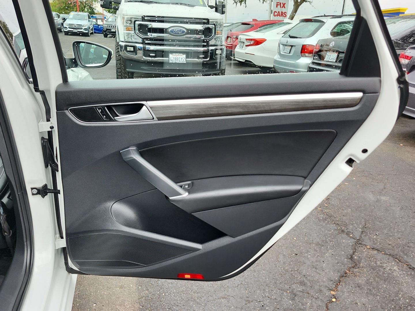 2017 Volkswagen Passat SE photo 39
