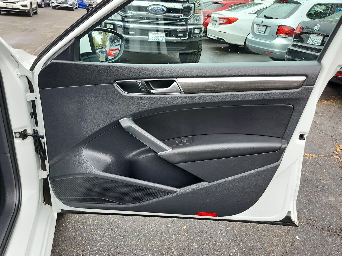 2017 Volkswagen Passat SE photo 40