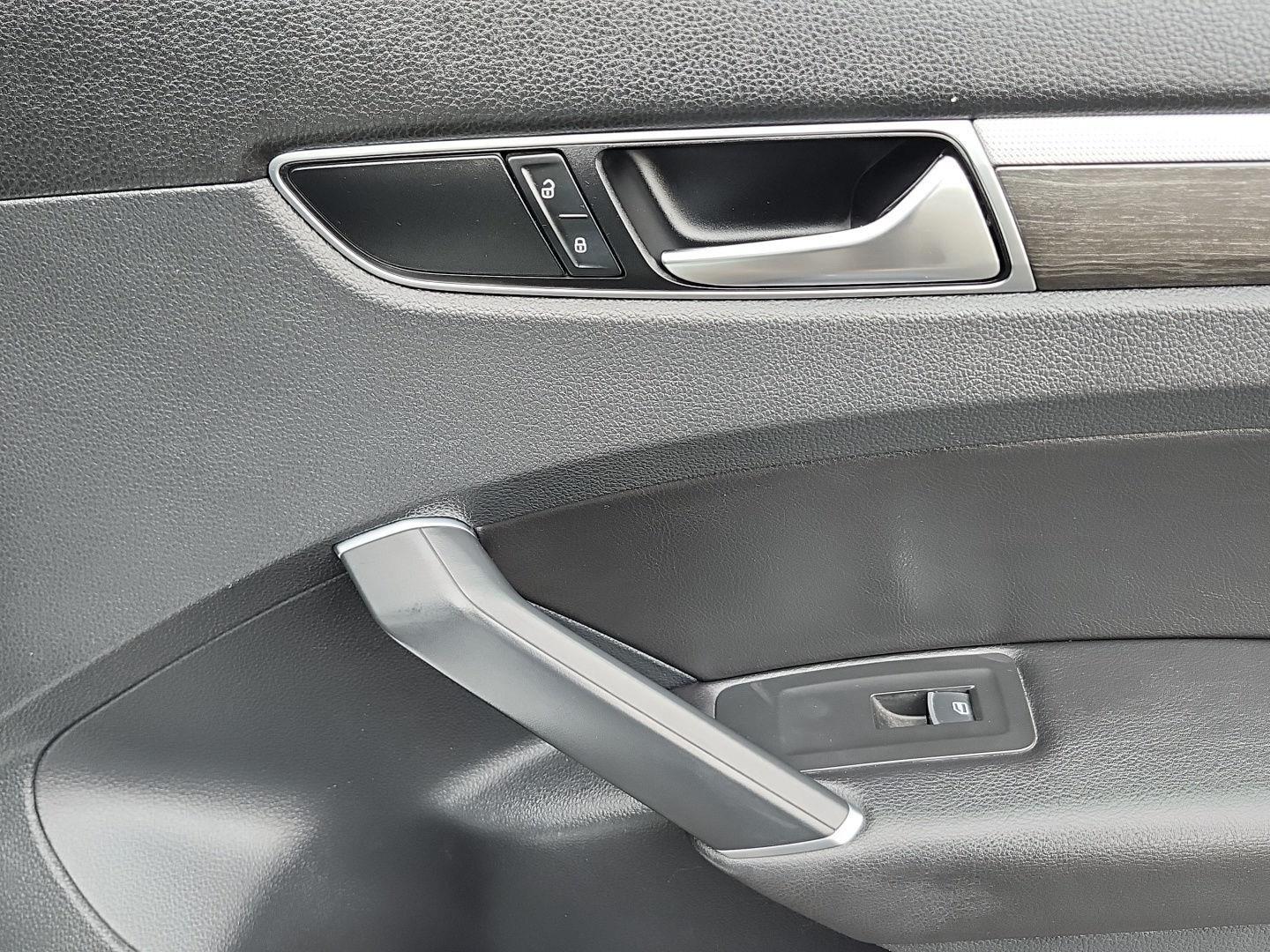 2017 Volkswagen Passat SE photo 41