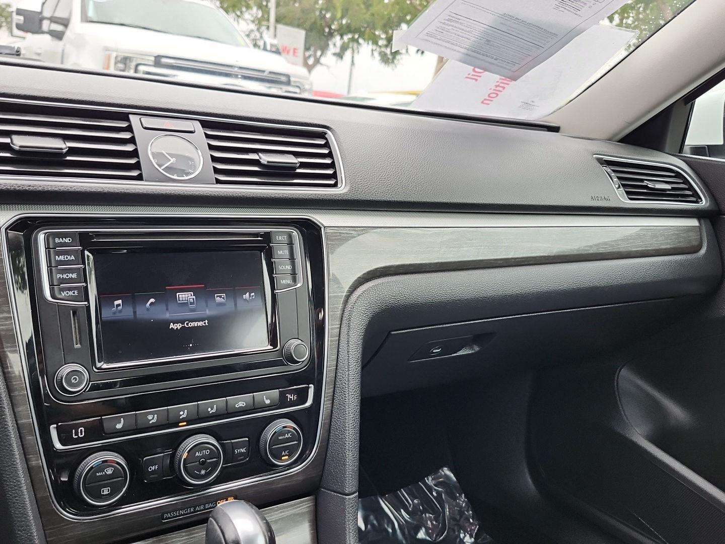 2017 Volkswagen Passat SE photo 50