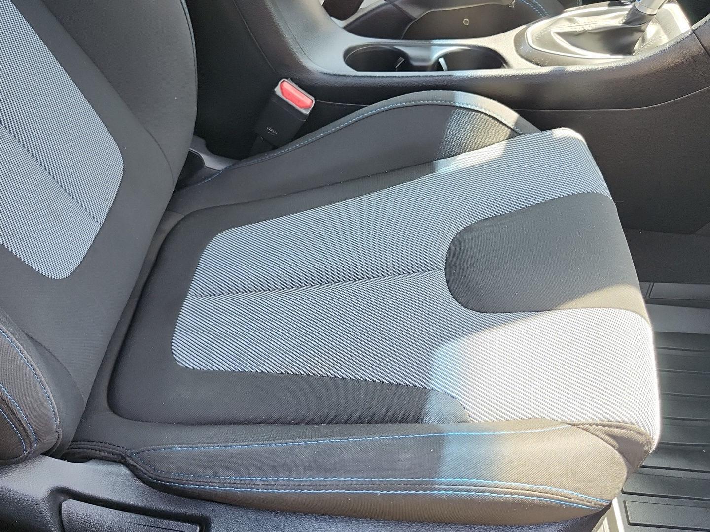 2019 Hyundai Veloster Base - Photo 32